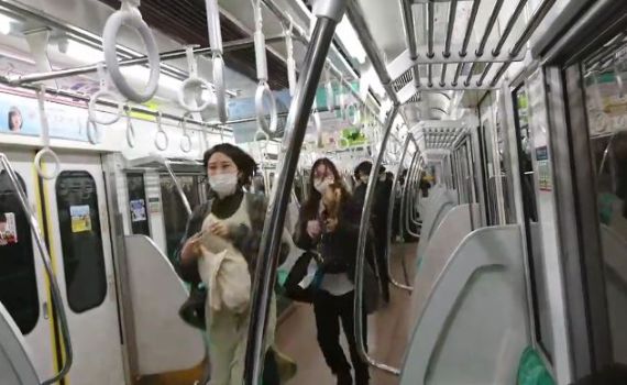 אירוע דקירה בטוקיו: לפחות 15 פצועים ברכבת תחתית