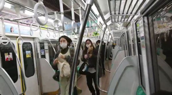אירוע דקירה בטוקיו: לפחות 15 פצועים ברכבת תחתית