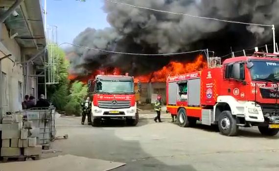 מחסן עלה באש במישור אדומים, כוחות כיבוי במקום