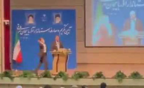 צפו: עלה לבמה והחטיף סטירה מצלצלת למושל