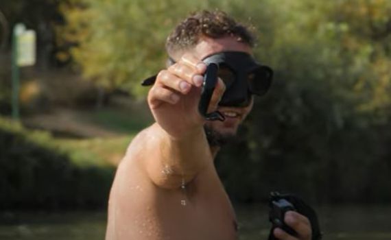 צפו: הצעיר שצולל במעיינות ומוצא את מה שאיבדתם