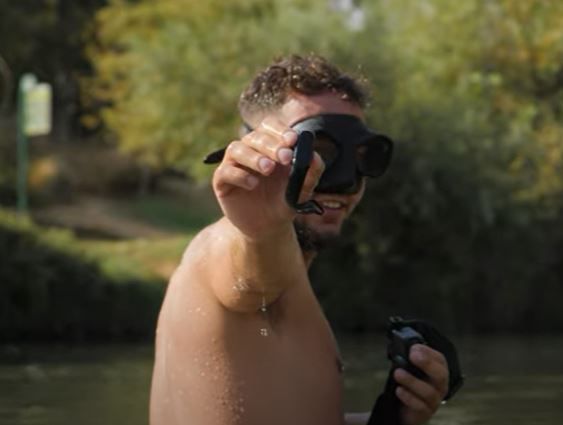 צפו: הצעיר שצולל במעיינות ומוצא את מה שאיבדתם