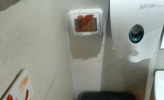 מזעזע: צלבי קרס רוססו על מזוזה במלון בירושלים