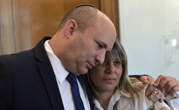 בנט נפגש עם אמו של הלוחם בראל חדריה שמואלי