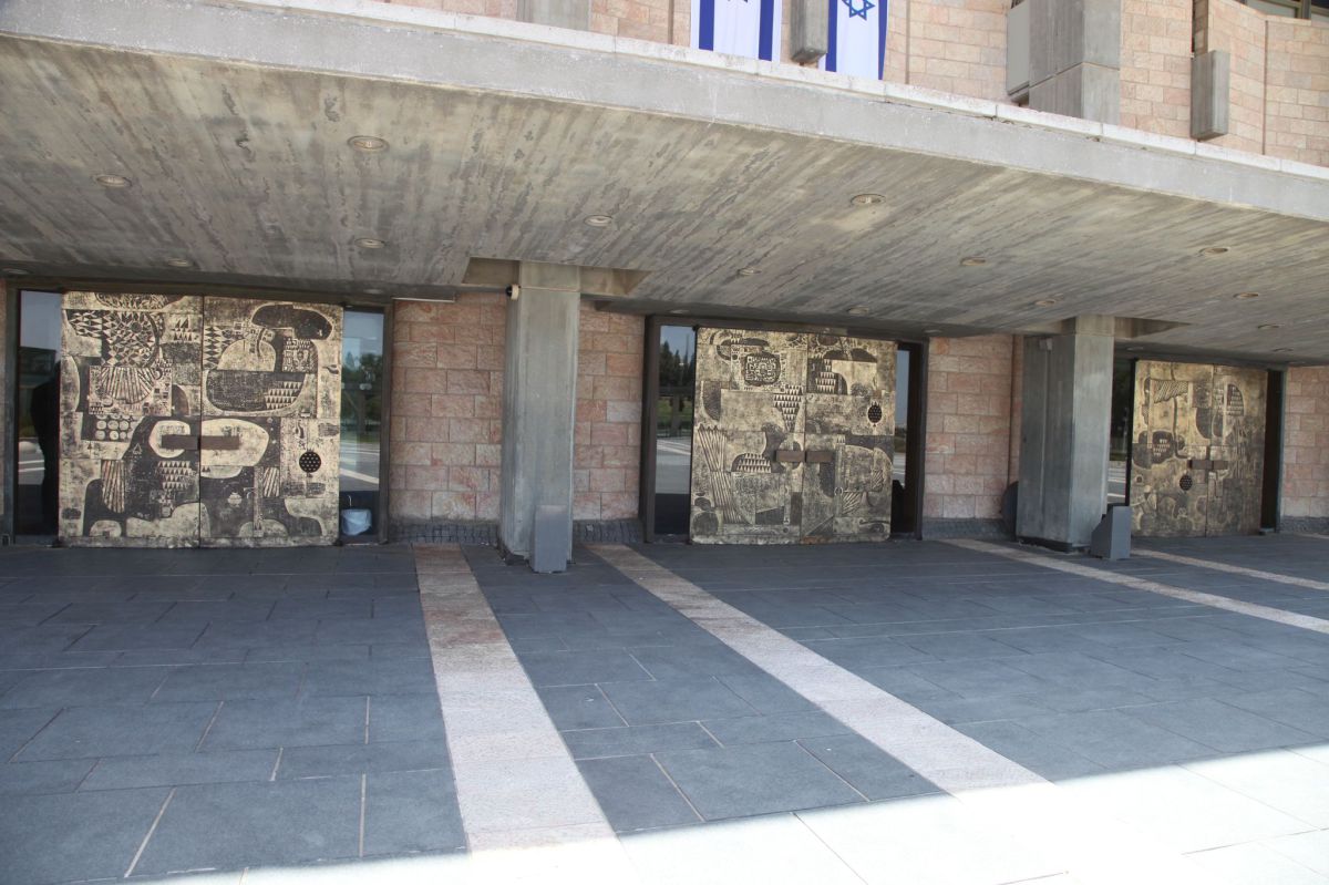 שערי הכנסת עברו שחזור: "כמו מסע בהיסטוריה"