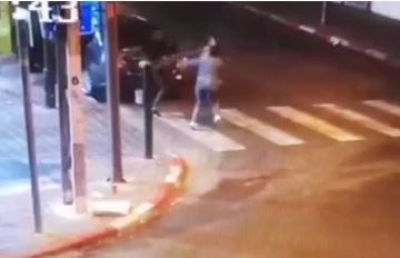 מזעזע: צעיר תקף באלימות נערה שסרבה לחיזוריו | צפו: