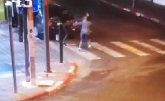 מזעזע: צעיר תקף באלימות נערה שסרבה לחיזוריו | צפו: