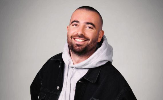 עומר אדם מזיז את השעון בשיר חדש: חורף באוטו