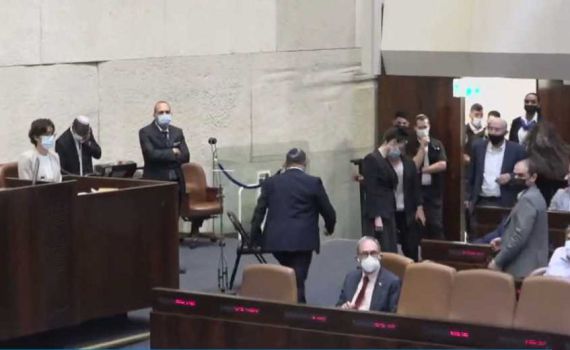 צפו: "לך" חברי האופוזיציה מגרשים את בנט מהמליאה