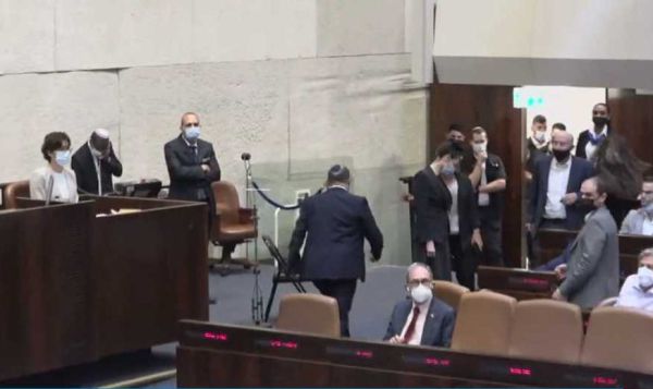 צפו: "לך" חברי האופוזיציה מגרשים את בנט מהמליאה