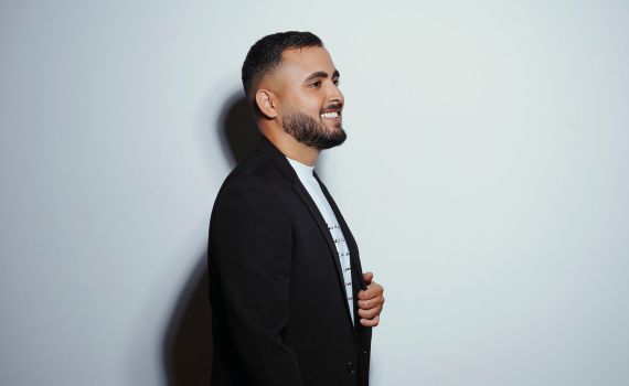 "הנה את בוכה": אושר כהן ב2 סינגלים חדשים