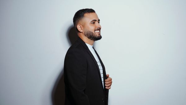 "הנה את בוכה": אושר כהן ב2 סינגלים חדשים