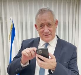 "ביבי, לא ככה" | צפו: בני גנץ לועג לנתניהו