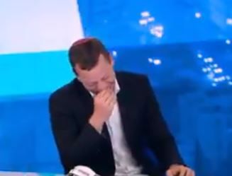 צפו: עמית סגל מתפוצץ מצחוק באמצע שידור