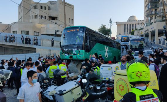 קשה לצפיה: אוטובוס מתנגש בקבוצת נערות בי-ם