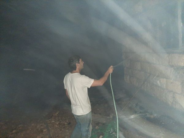 "ניסינו לכבות את האש עם דליים וצינורות השקיה"