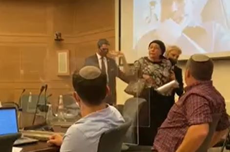 סטרוק חשפה את האמת על החוק ונזרקה מהדיון. צפו