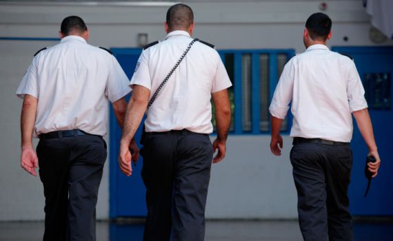 איים על קצין שב"ס שהוא "יחתוך לו את הפנים"