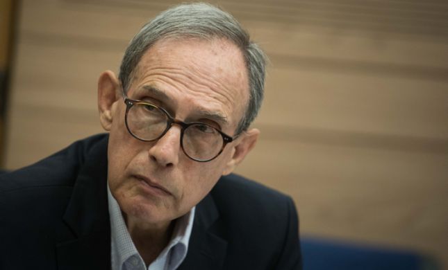  שר התפוצות נגד גנץ: פוגע בתדמית ישראל בעולם