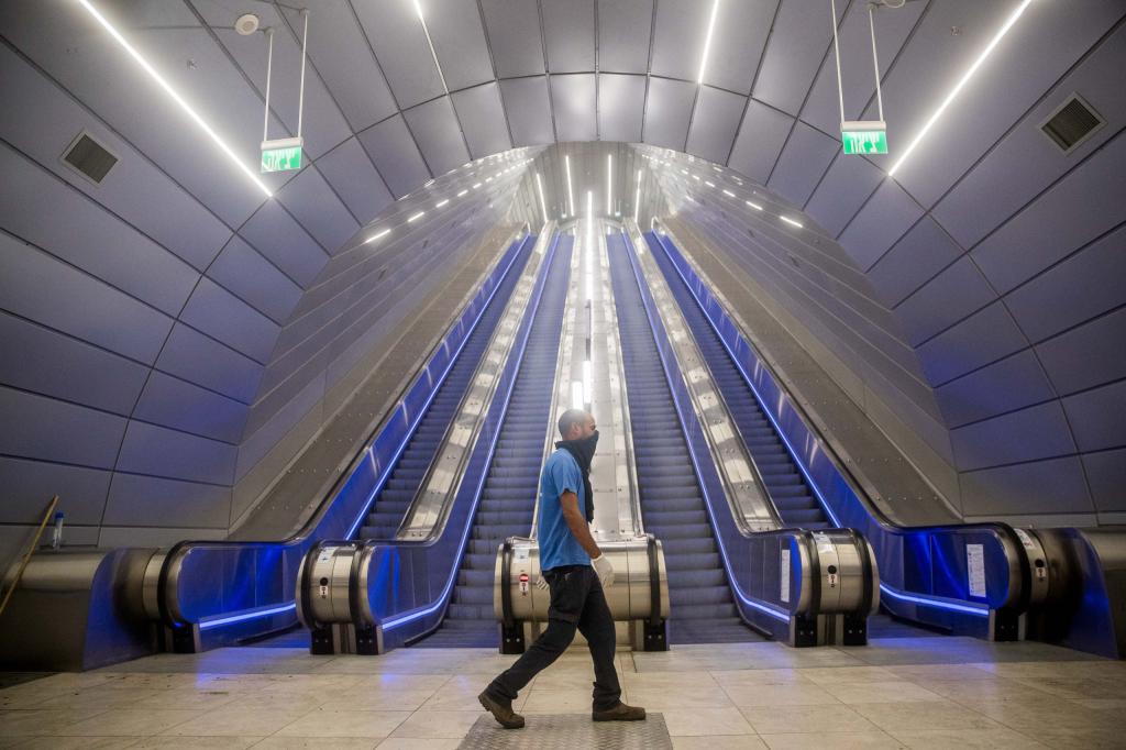 האזרח פנה, הרכבת שינו את הכיוון של המדרגות נעות