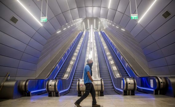 האזרח פנה, הרכבת שינו את הכיוון של המדרגות נעות