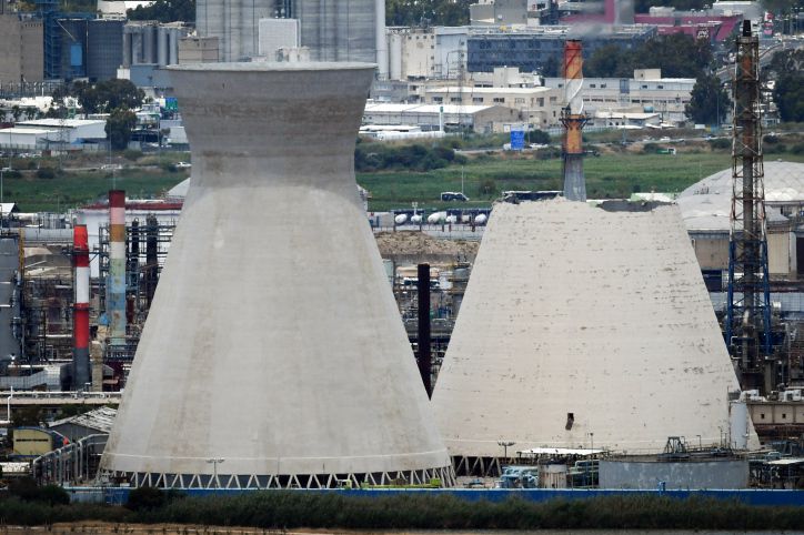 בזן מודיעה: בתי הזיקוק והמפעלים בחיפה הושבתו בפגיעת הטיל