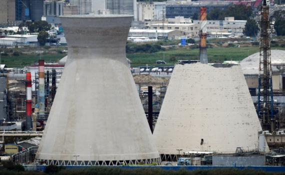 בזן מודיעה: בתי הזיקוק והמפעלים בחיפה הושבתו בפגיעת הטיל