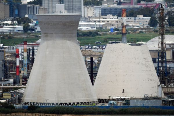 בזן מודיעה: בתי הזיקוק והמפעלים בחיפה הושבתו בפגיעת הטיל