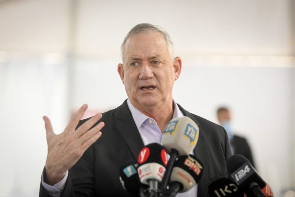 גנץ: "לפעול ללא פשרות מול כל פשיעה לאומנית"