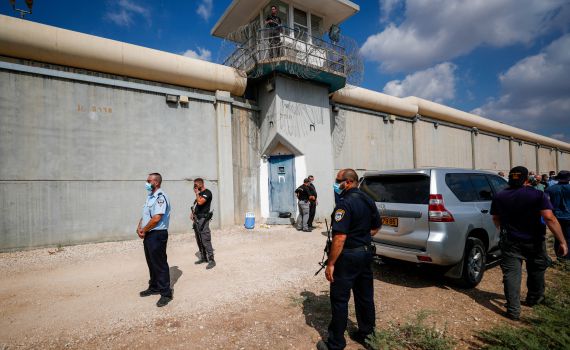 בר-לב אישר: מפקד כלא גלבוע פוטר מתפקידו