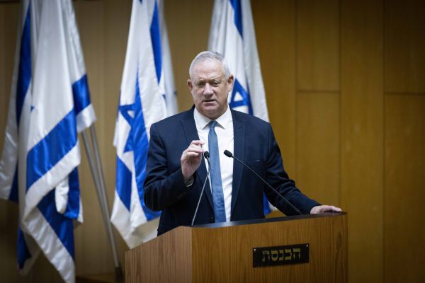 גנץ אישר תושבות ביו"ש ל-4,000 פלסטינים