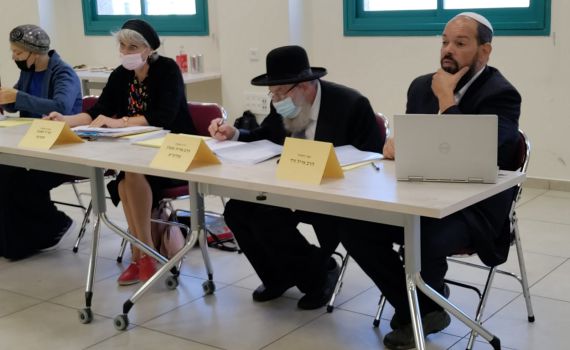 כהנא עוקץ את החרדים: "לא יבחר דיין לפי צבע הכיפה"