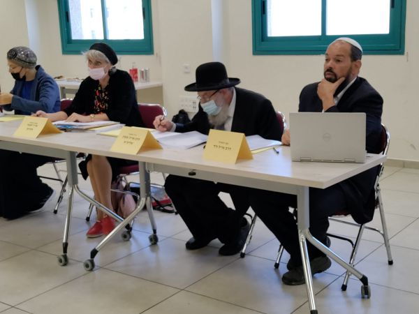 כהנא עוקץ את החרדים: "לא יבחר דיין לפי צבע הכיפה"