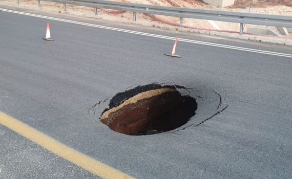 הכביש נחסם | תיעוד: בולען נפער בכביש 200