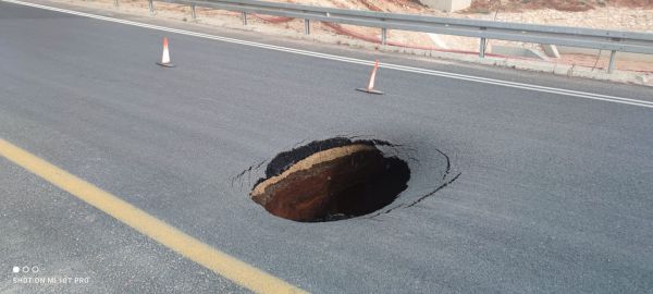 הכביש נחסם | תיעוד: בולען נפער בכביש 200