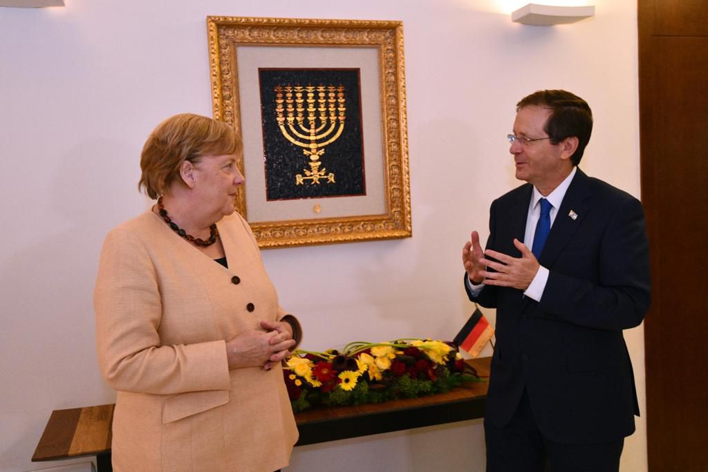 לפני פרידה: ההפתעה של הנשיא לאנגלה מרקל