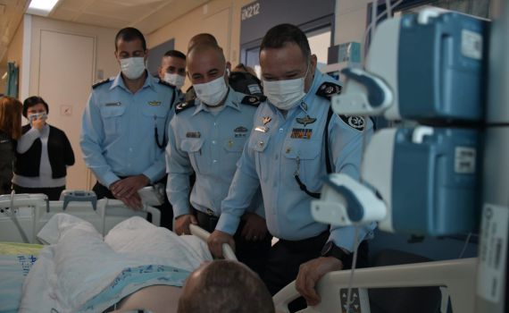 המפכ"ל ביקר את הלוחם שנפצע בקלנדיה