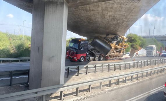 צפו: משאית גילחה את הגשר: כביש 1 נחסם לתנועה