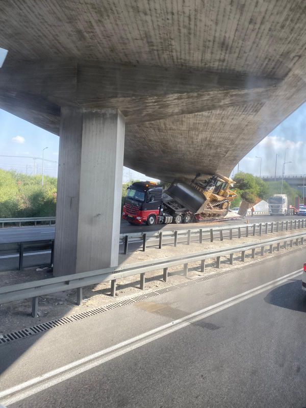 צפו: משאית גילחה את הגשר: כביש 1 נחסם לתנועה
