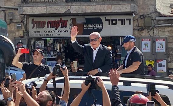 לאחר הפארסה במספרה: נתניהו הגיע למחנה יהודה