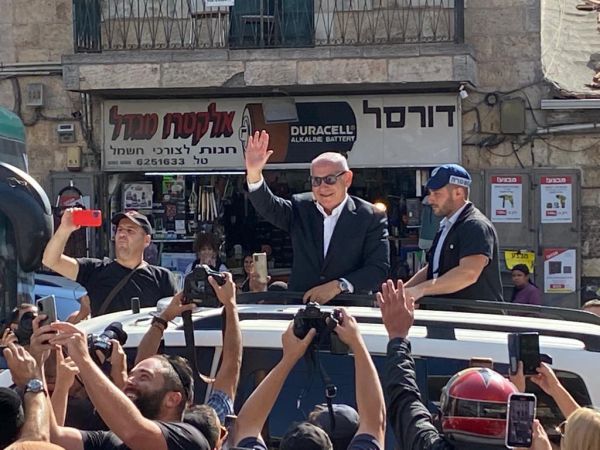 לאחר הפארסה במספרה: נתניהו הגיע למחנה יהודה