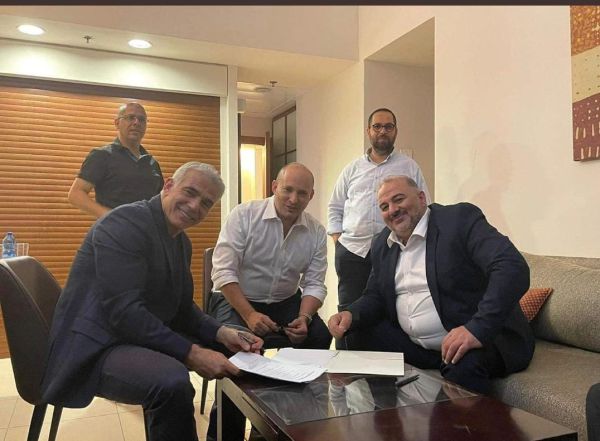 "המו"מ הקואליציוני התנהל במשרד תומכי חמאס?"