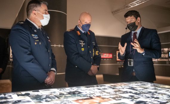 מפקד חיל האוויר הגרמני ביקר ב'יד ושם'