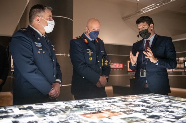 מפקד חיל האוויר הגרמני ביקר ב'יד ושם'