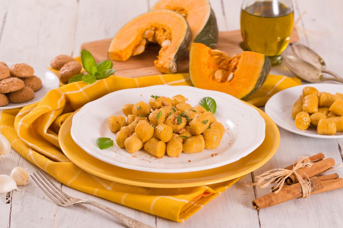 זמן להתפנק: מתכון לניוקי דלעת עם פסטו ואגוזי לוז