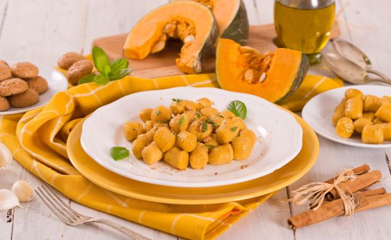 זמן להתפנק: מתכון לניוקי דלעת עם פסטו ואגוזי לוז