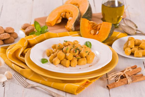 זמן להתפנק: מתכון לניוקי דלעת עם פסטו ואגוזי לוז