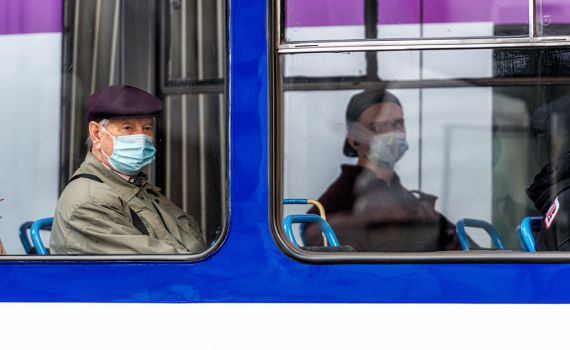 הגל הרביעי באירופה: מדינה ראשונה נכנסת לסגר מלא