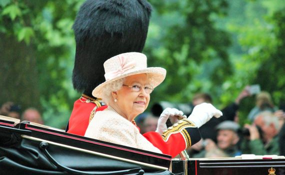 דרמה בבריטניה: אדם חמוש פרץ לטירה של המלכה