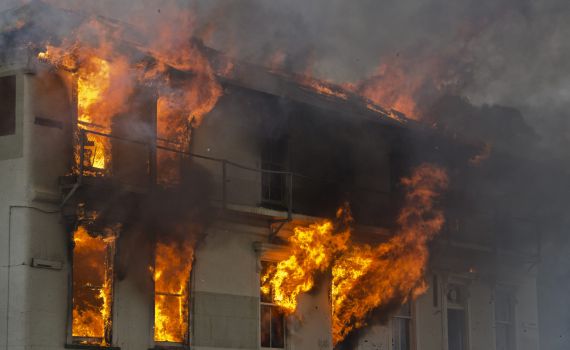 טרגדיה: אב ושני בניו מתו מדליקת עץ אשוח